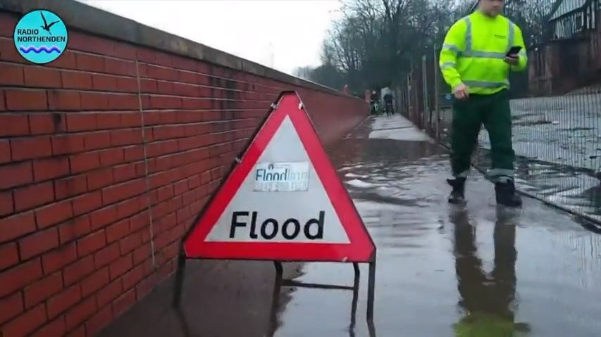 Obrazem: Anglii sužují povodně. Tisíce lidí museli evakuovat